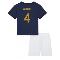Maglie da calcio Francia Raphael Varane #4 Prima Maglia Bambino Mondiali 2022 Manica Corta (+ Pantaloni corti)
